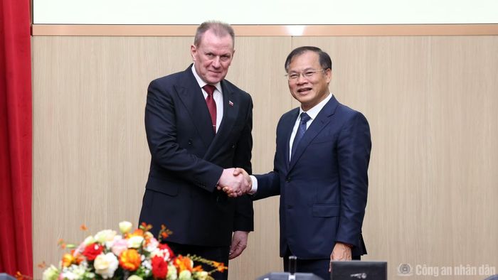 Thứ trưởng Nguyễn Văn Long và ngài Arkady Alexandrovich Gostev.