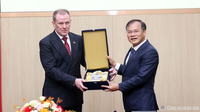 Ngài Arkady Alexandrovich Gostev tặng quà lưu niệm Thứ trưởng Nguyễn Văn Long.