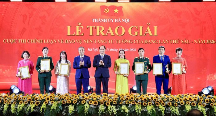 Phó Trưởng ban Tuyên giáo Trung ương Ngô Đông Hải và Trưởng ban Tuyên giáo Thành ủy Nguyễn Doãn Toản trao 7 giải Nhất cho các tác giả. Ảnh: Quang Thái