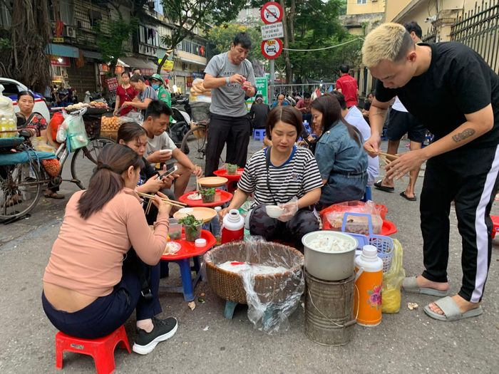 Thức ăn đường phố bày bán ngay đường đi.