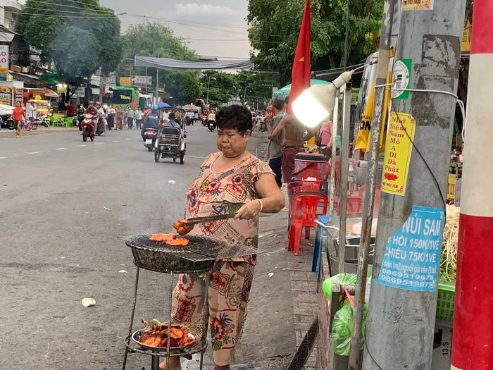 Thức ăn chế biến ngay trên đường phố.