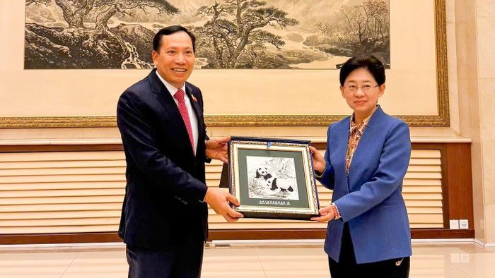 Đồng chí Vũ Tăng tặng quà lưu niệm Thứ trưởng Lê Văn Tuyến.