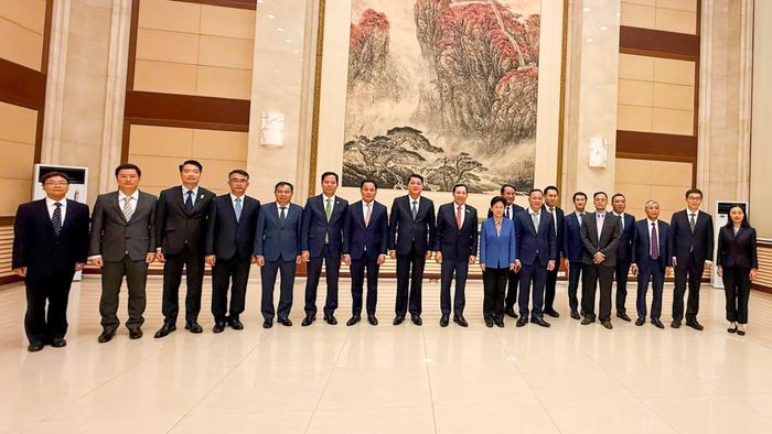 Thứ trưởng Lê Văn Tuyến và đồng chí Vũ Tăng cùng các đại biểu.
