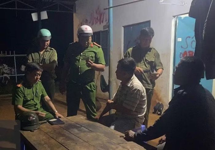 Công an xã Bù Gia Mập tuần tra ban đêm, kiểm tra hành chính những người ở trọ trên địa bàn.