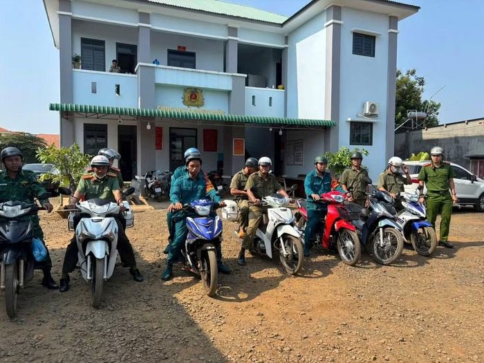 Công an Bù Gia Mập phối hợp với các lực lượng tuần tra bảo đảm ANTT.