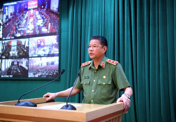Trung tướng Trần Minh Lệ, Cục trưởng Cục Đào tạo trình bày báo cáo tại buổi làm việc.