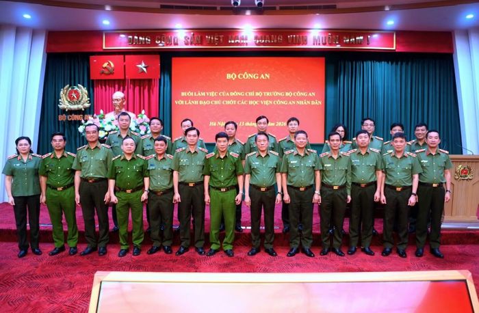 Bộ trưởng Lương Tam Quang cùng các đại biểu dự buổi làm việc.