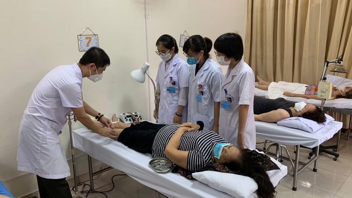 Bác sĩ YHCT đang thăm khám cho bệnh nhân.