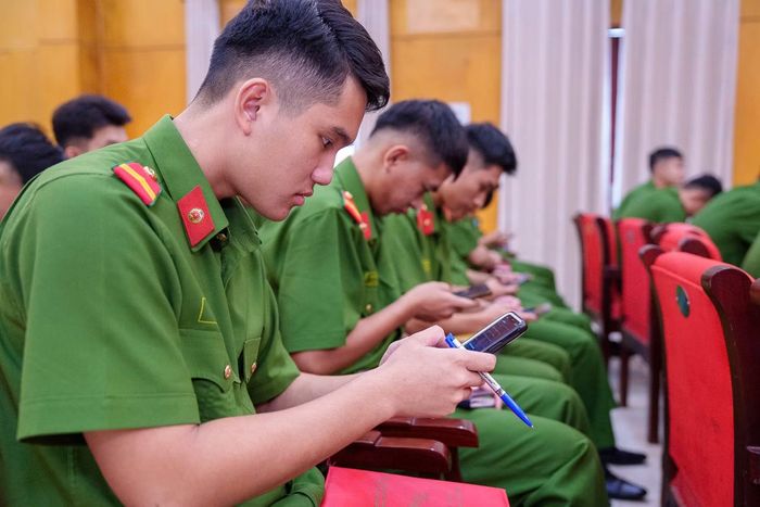 Đoàn viên thanh niên Bộ Tư lệnh CSCĐ háo hức tìm hiểu "Khiên số" và tham gia phần thi hưởng ứng.