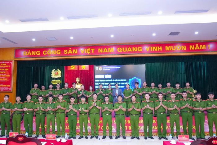 Các đại biểu tham dự chương trình.