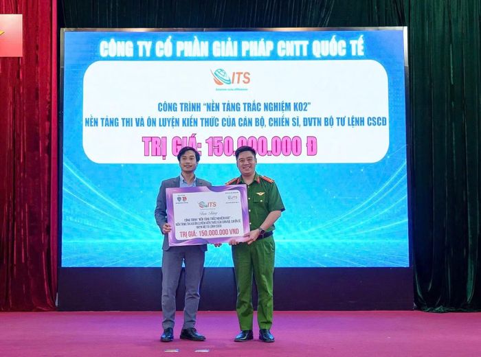 Thượng uý Dương Hải Anh tiếp nhận biểu trưng nguồn lực phục vụ chương trình từ Công ty Inter IST.