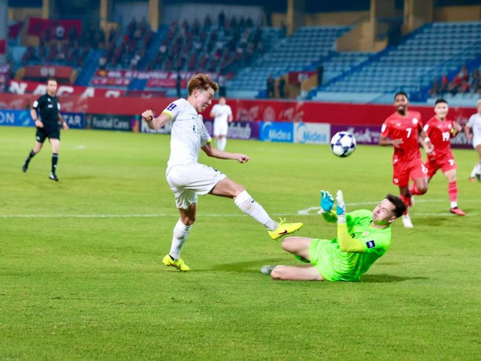 Ở chiều ngược lại Kashima Antlers bắt đầu tăng tốc trong hiệp 2, hàng thủ của CAHN cũng phải làm việc hết công suất từ đó.