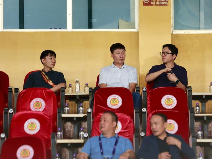 HLV trưởng Đội tuyển quốc gia Việt Nam Kim Sang Sik cũng tới dự khán trận đấu này.