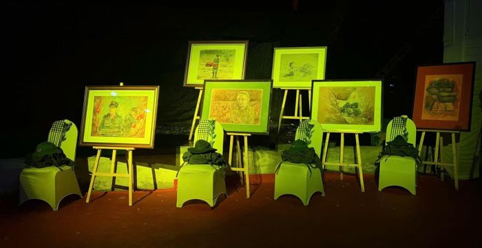 Hình ảnh chiếc mũ tai bèo cùng balo và nhành hoa trắng biểu trưng cho linh hồn các Anh hùng liệt sĩ.
