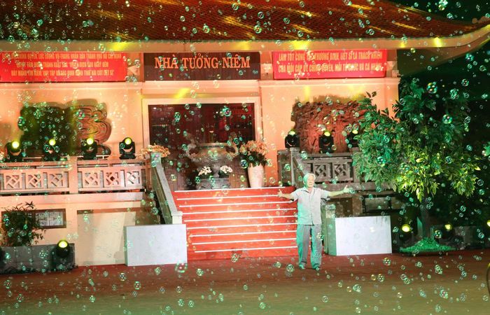 Hình ảnh người lính già với mái tóc bạc phơ giang tay ôm đồng đội khiến người xem không khỏi xúc động...