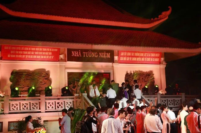  Các lãnh đạo và đại biểu vào dâng hương tưởng niệm các Anh hùng liệt sĩ tại Nhà tưởng niệm - Công viên Lê Thị Riêng ở cuối chương trình. 