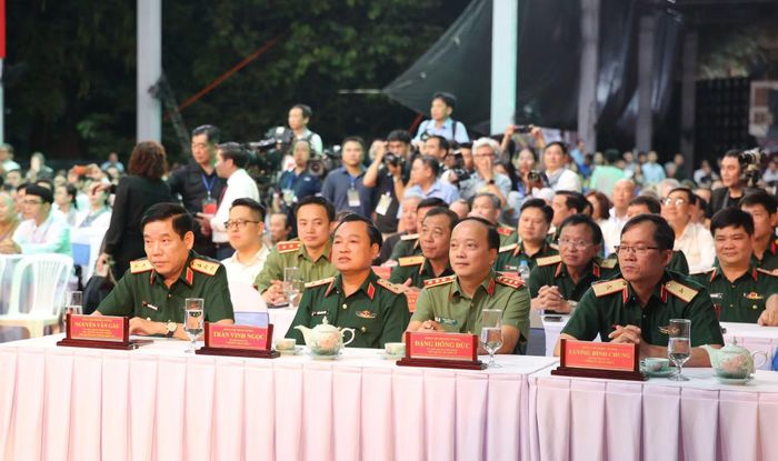 Các đồng chí lãnh đạo Trung ương và địa phương tham dự chương trình.