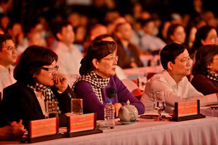 Những giọt nước mắt xúc động đã rơi trên gương mặt các đại biểu.