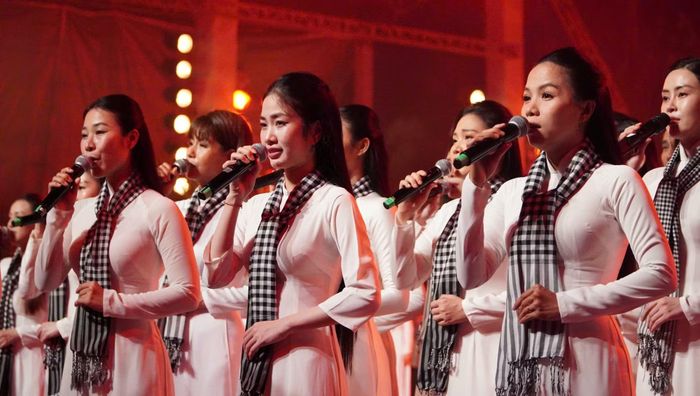  Tiết mục ca múa nhạc mở đầu chương trình nghệ thuật đặc biệt tối 13/10. 