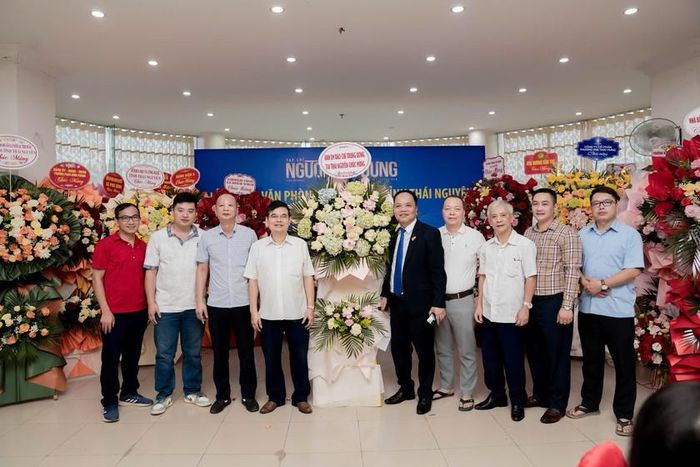 Đại diện các cơ quan báo, tạp chí trung ương trên địa bàn chúc mừng Tạp chí Người xây dựng.