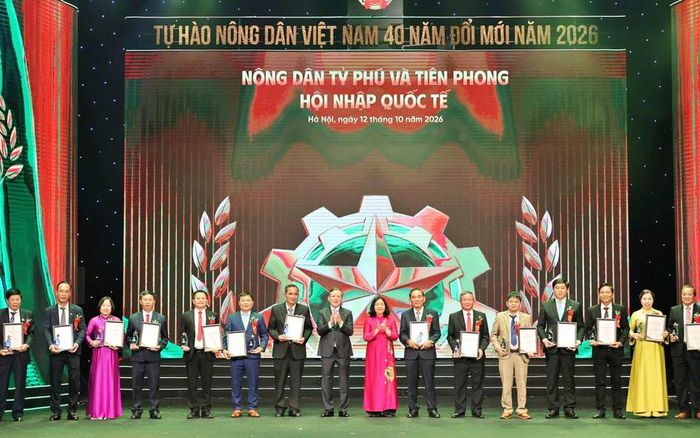 Đồng chí Bùi Thị Minh Hoài - Ủy viên Bộ Chính trị, Bí thư Trung ương Đảng, Bí thư Đảng ủy Mặt trận Tổ quốc, các đoàn thể Trung ương, Chủ tịch Ủy ban Trung ương Mặt trận Tổ quốc Việt Nam cùng đồng chí Lương Quốc Đoàn - Ủy viên BCH Trung ương Đảng, Phó Chủ tịch Ủy ban Trung ương MTTQ Việt Nam, Chủ tịch Ban chấp hành Trung ương Hội Nông dân Việt Nam trao biểu trưng và chứng nhận cho các Nông dân Việt Nam xuất sắc.