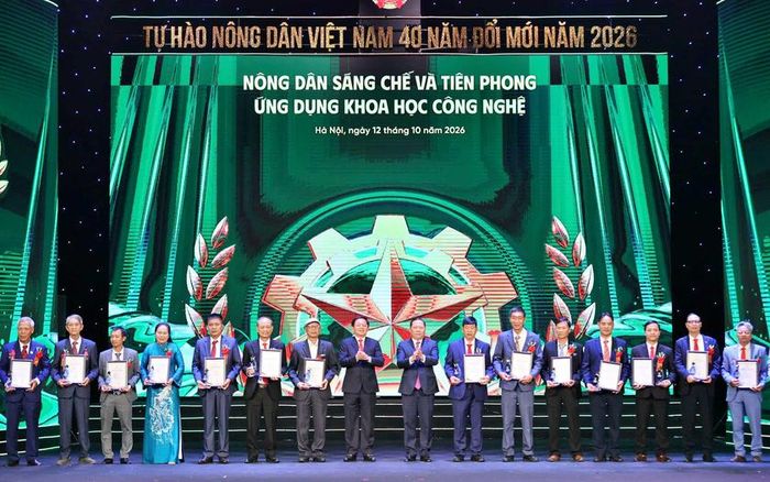 Đồng chí Hồ Quốc Dũng - Ủy viên Ban chấp hành Trung ương Đảng, Phó Thủ tướng Chính phủ và đồng chí Nguyễn Phi Long - Ủy viên Trung ương Đảng, Phó Bí thư Thường trực Đảng ủy Mặt trận Tổ quốc, các đoàn thể Trung ương, Phó Chủ tich Ủy ban Trung ương Mặt trận Tổ quốc Việt Nam trao biểu trưng và chứng nhận cho các Nông dân Việt Nam xuất sắc.