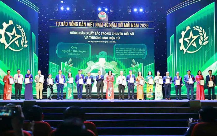 Đồng chí Dương Trung Ý - Uỷ viên Ban chấp hành Trung ương Đảng, Tổng Bên tập Tạp chí Cộng sản và đồng chí Bùi Thị Thơm - Phó Chủ tịch Ban chấp hành Trung ương Hội Nông dân Việt Nam, Trưởng Ban Tổ chức Chương trình Tự hào Nông dân Việt Nam 40 năm Đổi mới năm 2026 trao tặng biểu trưng và chứng nhận tặng các Nông dân xuất sắc.
