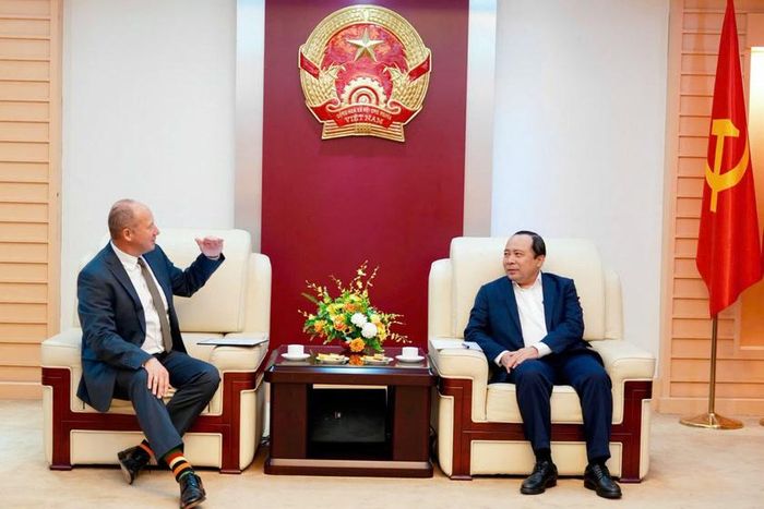 Bộ trưởng Vũ Hải Quân trao đổi với ông Mark Armstrong - Giám đốc Thương mại phụ trách khu vực Châu Âu, Trung Đông, Châu Phi, Châu Á - Thái Bình Dương, Tập đoàn Pasqal. Ảnh: MST