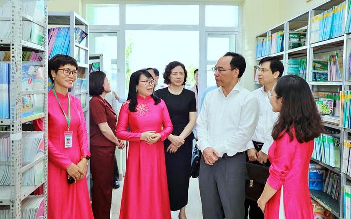 Bộ trưởng Bộ Giáo dục và Đào tạo Hoàng Minh Sơn cùng đoàn công tác thăm Trường Tiểu học và Trung học cơ sở Hà Tu. Ảnh: Báo Quảng Ninh