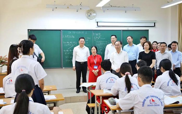 Bộ trưởng Bộ Giáo dục và Đào tạo thăm Trường THPT Chuyên Hạ Long. Ảnh: Báo Quảng Ninh