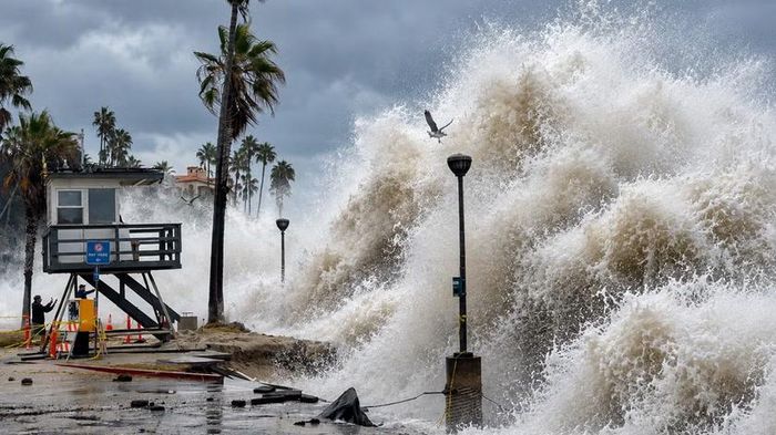 Bão Rachel, hiện tượng El Niño và một đợt sóng Kelvin mạnh cùng góp phần gây ra những đợt sóng lớn tràn qua bờ kè, tiến vào trung tâm thành phố Laguna Beach thuộc quận Orange, miền Nam bang California (Mỹ) và các khu dân cư ven biển. Ảnh: surfer.com