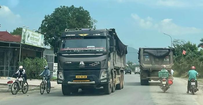 Những chiếc xe chở đất san lấp. Ảnh: HQ