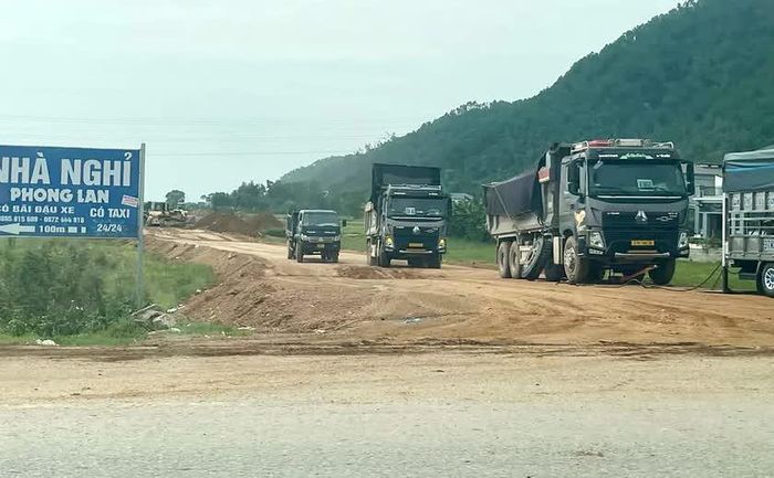 Xe đổ đất san lấp. Ảnh: HQ