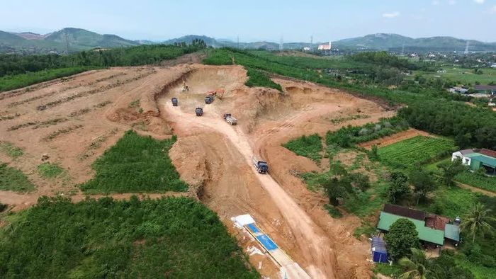 Mỏ đất ở xã Nam Đàn, Nghệ An phục vụ tuyến cao tốc Vinh - Thanh Thủy. Ảnh: HQ