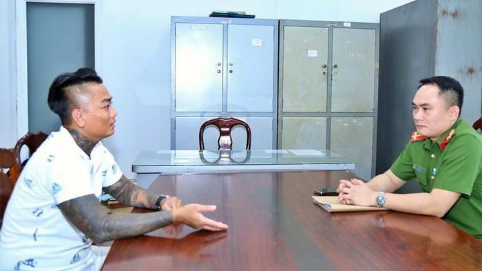 Cơ quan Cảnh sát điều tra, Công an thành phố Đồng Nai làm việc với đối tượng Đào Ngọc Giàu (Cọp đen). Ảnh: Công an Đồng Nai