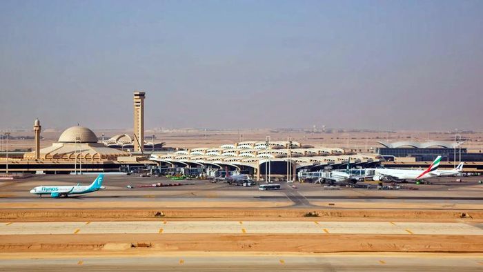 Cơ quan hàng không Arab Saudi tạm ngừng hoạt động tại sân bay quốc tế King Khalid ở Riyadh, trong khi công tác đánh giá an toàn và thiệt hại đang tiếp tục. Ảnh: Travel Weekly Asia
