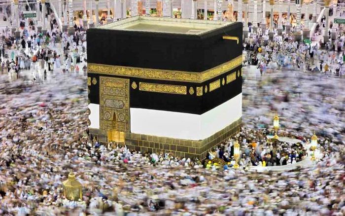 Kaaba là địa điểm linh thiêng nhất trong đạo Hồi, nằm ở trung tâm Thánh đường Hồi giáo Masjid al-Haram tại Mecca, Arab Saudi. Đây là nơi nhiều tín đồ Hồi giáo đổ về thực hiện cuộc hành hương Hajj hàng năm. Hajj 2026 diễn ra từ 25-27/5, thu hút hơn 1,5 triệu tín đồ Hồi giáo quốc tế. Ảnh: theglobetrottingdetective