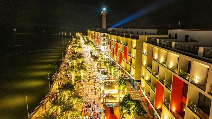 VUI-Fest Ha Long rực sáng khi đêm xuống.