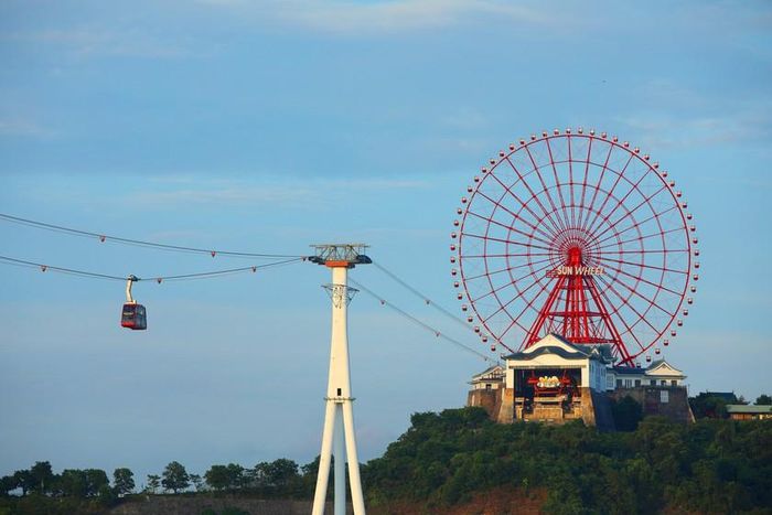 Từ Cáp treo Nữ Hoàng và vòng quay Sun Wheel, du khách có thể ngắm toàn cảnh phố biển, cầu Bãi Cháy và vùng vịnh trong tiết trời thu quang đãng.