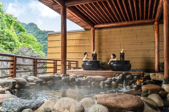 Trải nghiệm tắm onsen tại Hilton Quang Hanh mang đến một lựa chọn thư giãn khác cho hành trình mùa thu Hạ Long, với nguồn khoáng nóng tự nhiên giữa không gian thung lũng.