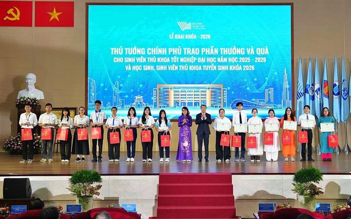 Thủ tướng Chính phủ và Giám đốc Đại học Quốc gia Thành phố Hồ Chí Minh trao thưởng cho 17 thủ khoa tuyển sinh năm học 2026-2027 và thủ khoa tốt nghiệp năm học 2025-2026.