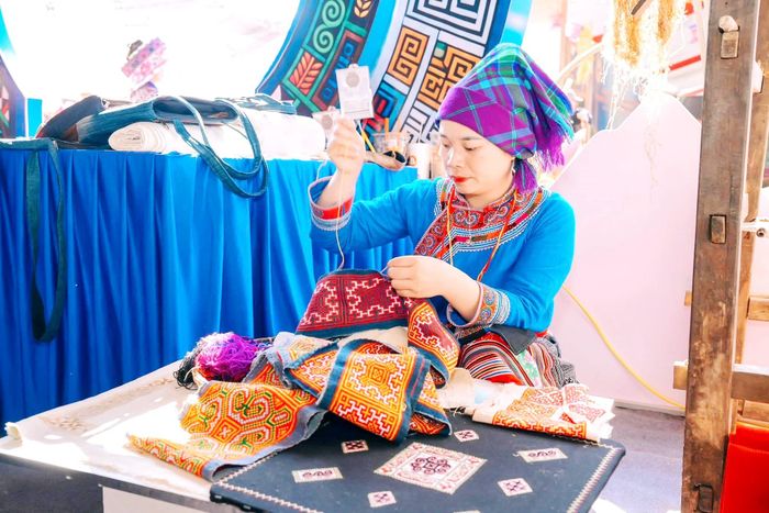 Thêu thổ cẩm truyền thống. Ảnh: Thanh Huyền