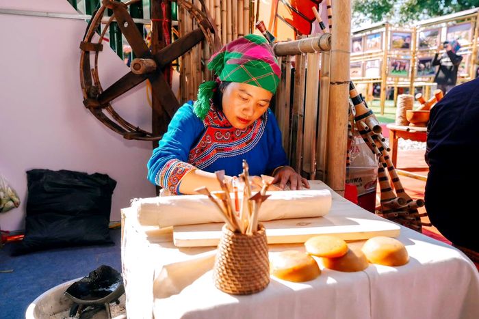 Trình diễn nghề thủ công truyền thông của người Mông Lào Cai. Ảnh: Thanh Huyền