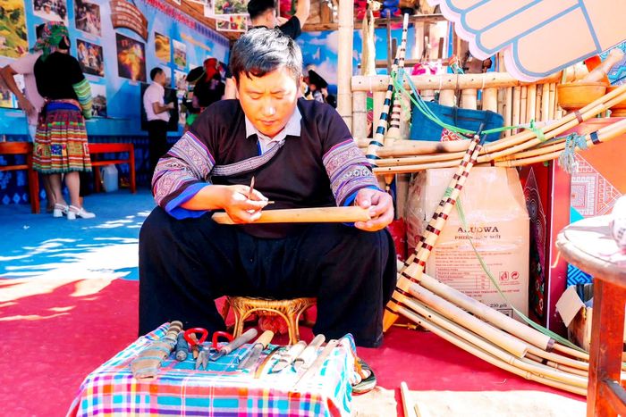 Chế tác khèn Mông. Ảnh: Thanh Huyền