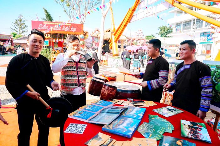 Không gian văn hóa truyền thống dân tộc Mông với chủ đề “Sắc màu văn hóa người Mông ở Lào Cai”, tại tỉnh Điện Biên. Ảnh: Thanh Huyền