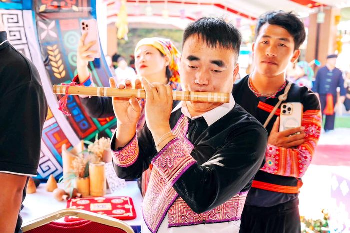 Sáo Mông truyền thống. Ảnh: Thanh Huyền