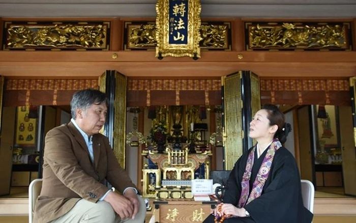 Ngày 18/04, Mie Nakata, trụ trì chùa Kyozenji ở Hashimoto, tỉnh Wakayama, trấn an tài xế xe tải Hideyuki Yagi. (Ảnh: Shoko Mifune)