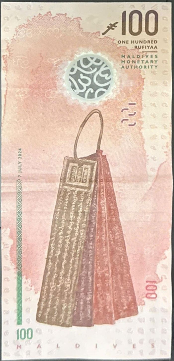 Chữ viết Dhivehi cổ khắc trên các bản bảng đồng cổ lōmāfānu được in trên tờ 100 Rufiyaa.