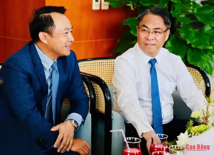 Bí thư Tỉnh ủy, Chủ tịch HĐND tỉnh Phan Thăng An gặp gỡ, trao đổi với doanh nghiệp.