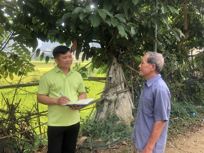 Ông Háy tích cực nắm tình hình từng chòm dân cư.